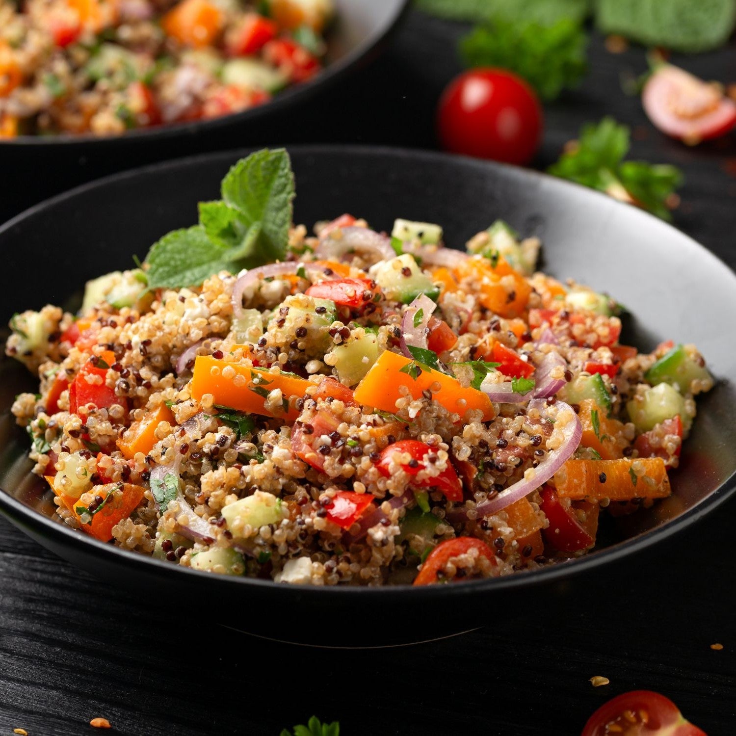 Eine Schüssel mit einer basischen Quinoa Bowl mit Gemüse