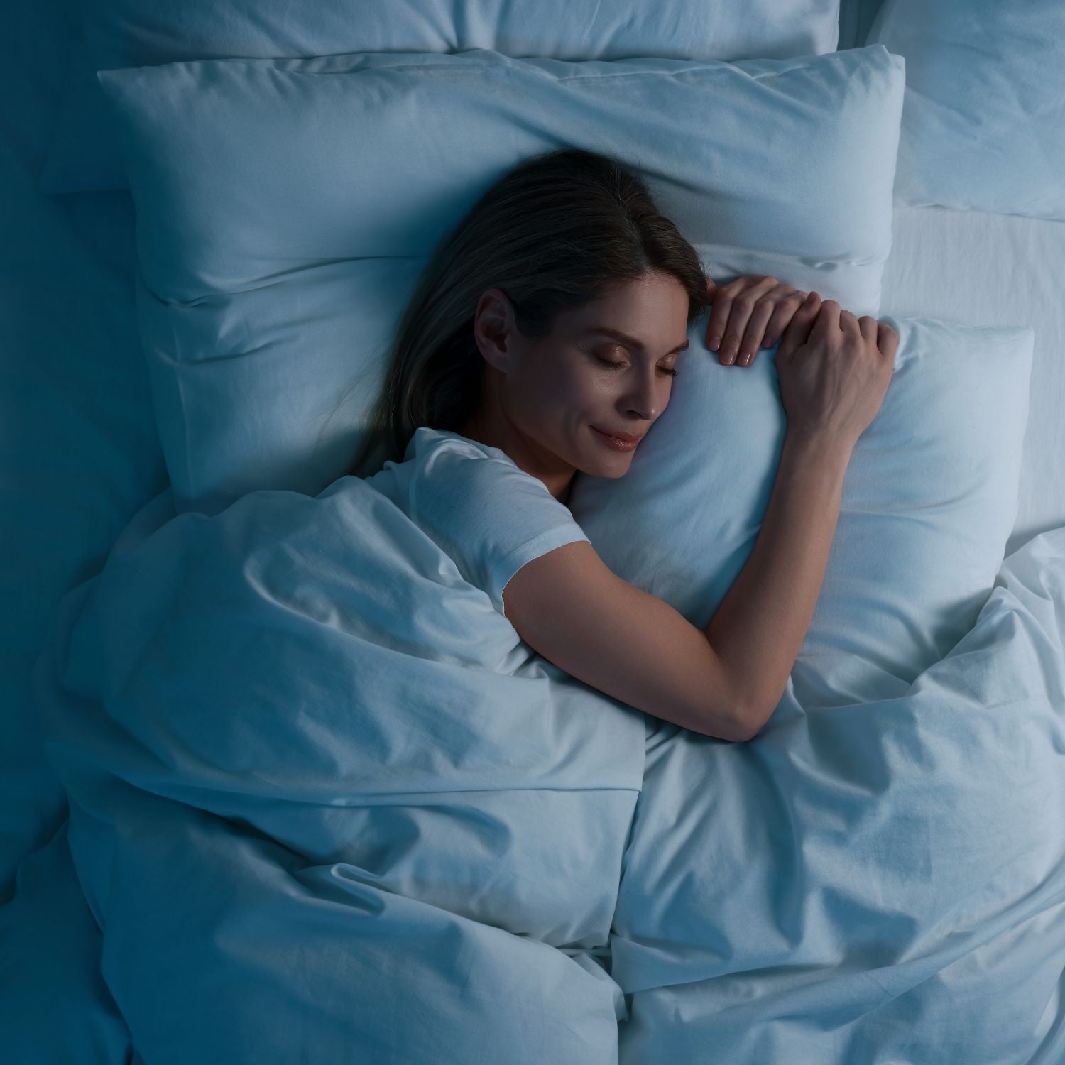 Frau schläft friedlich in ihrem Bett