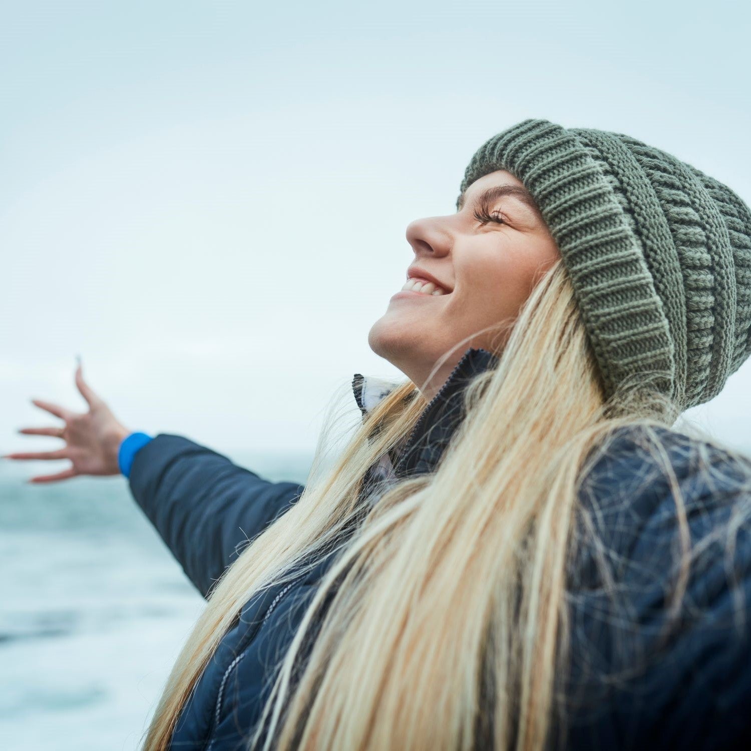 Frau genießt die frische Meeresluft