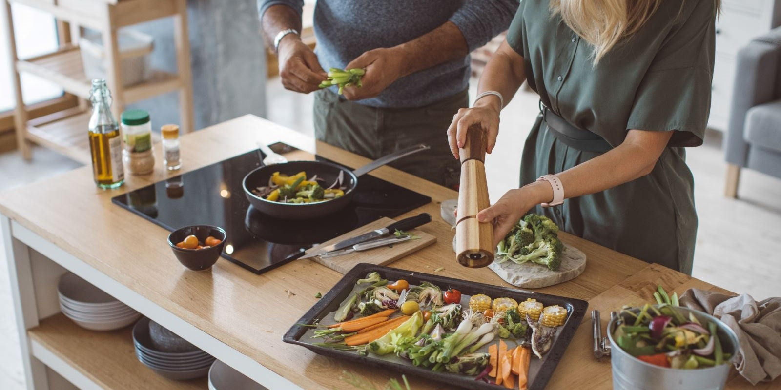 Paar kocht gemeinsam ein Gemüsegericht in der Küche