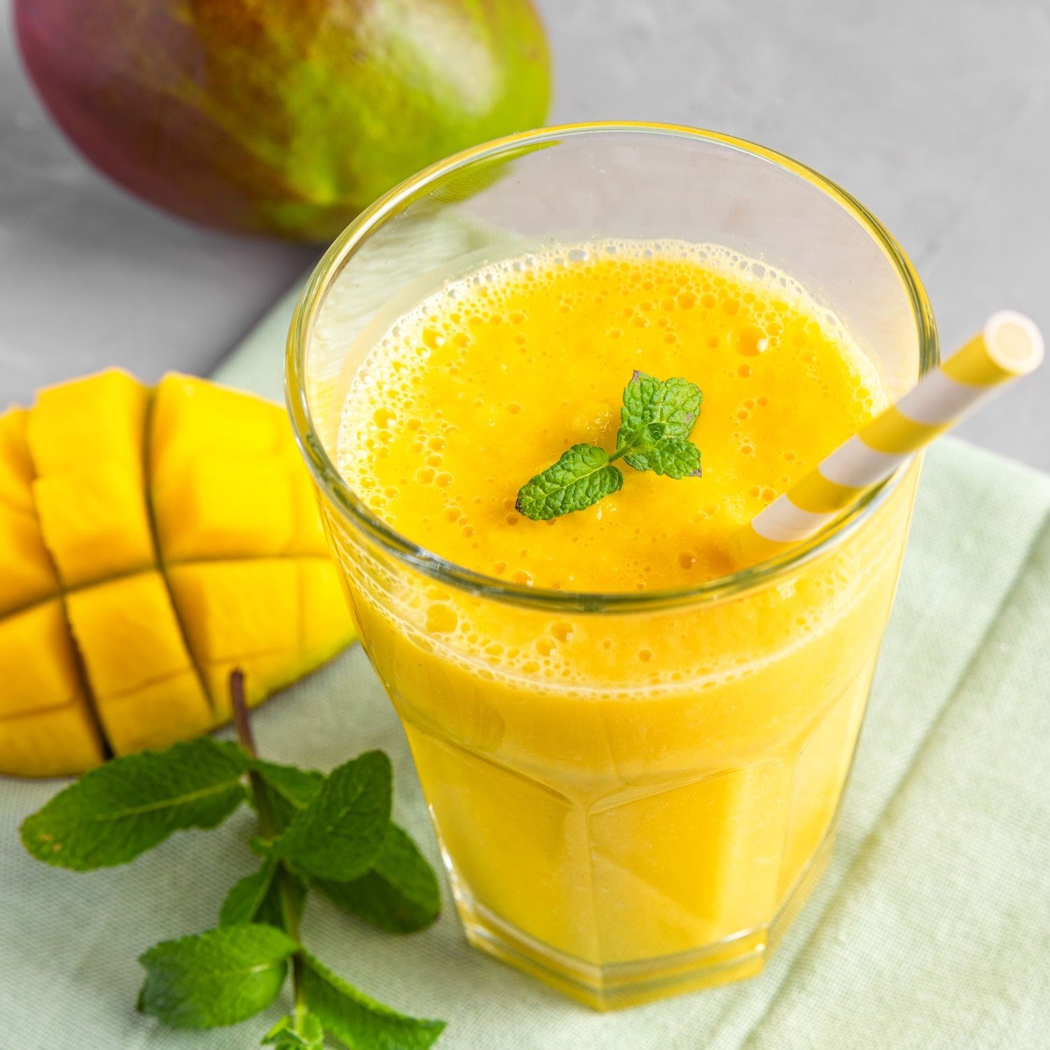 Basischer Smoothie mit Mango und Minze