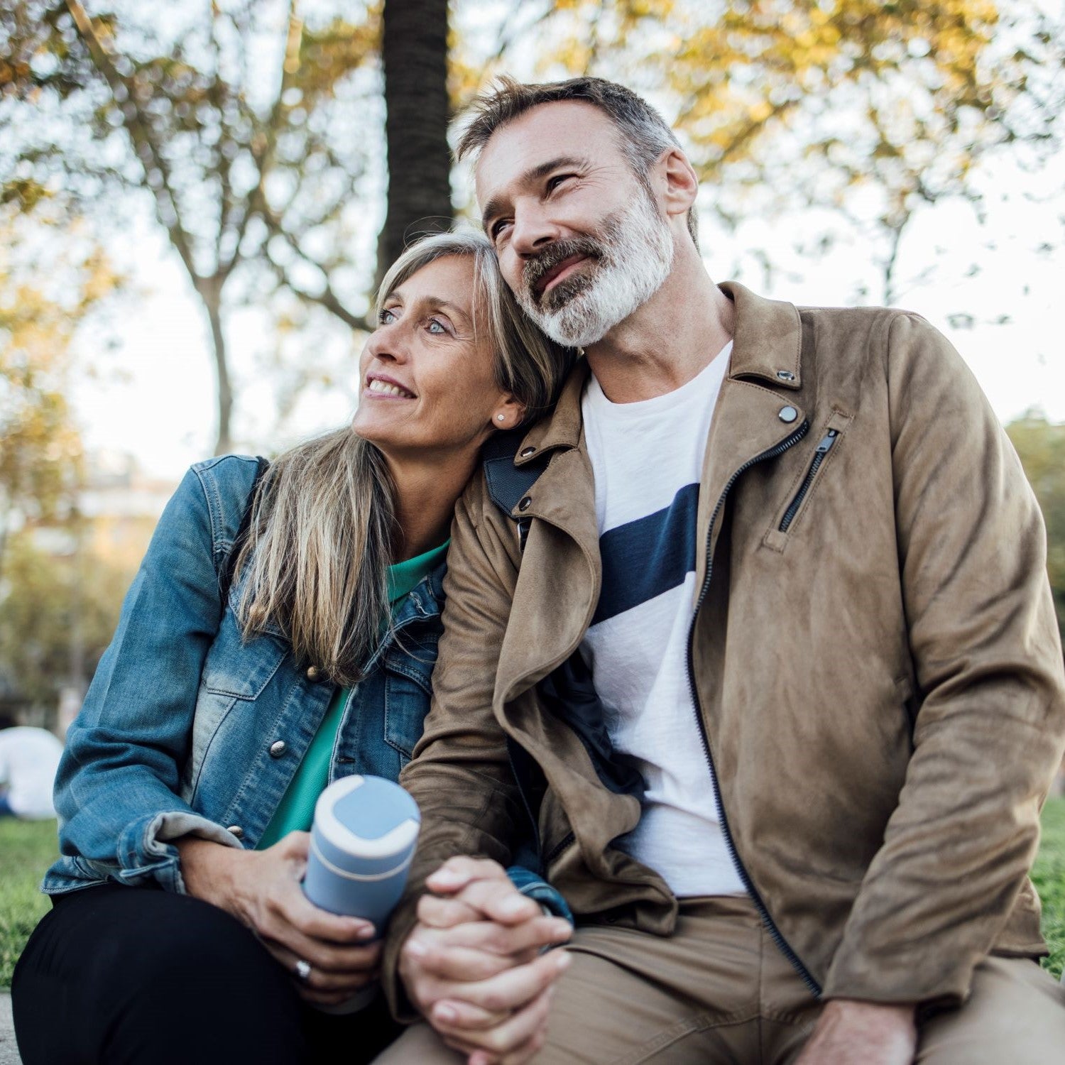 Pärchen kuschelt auf einer Bank im Park
