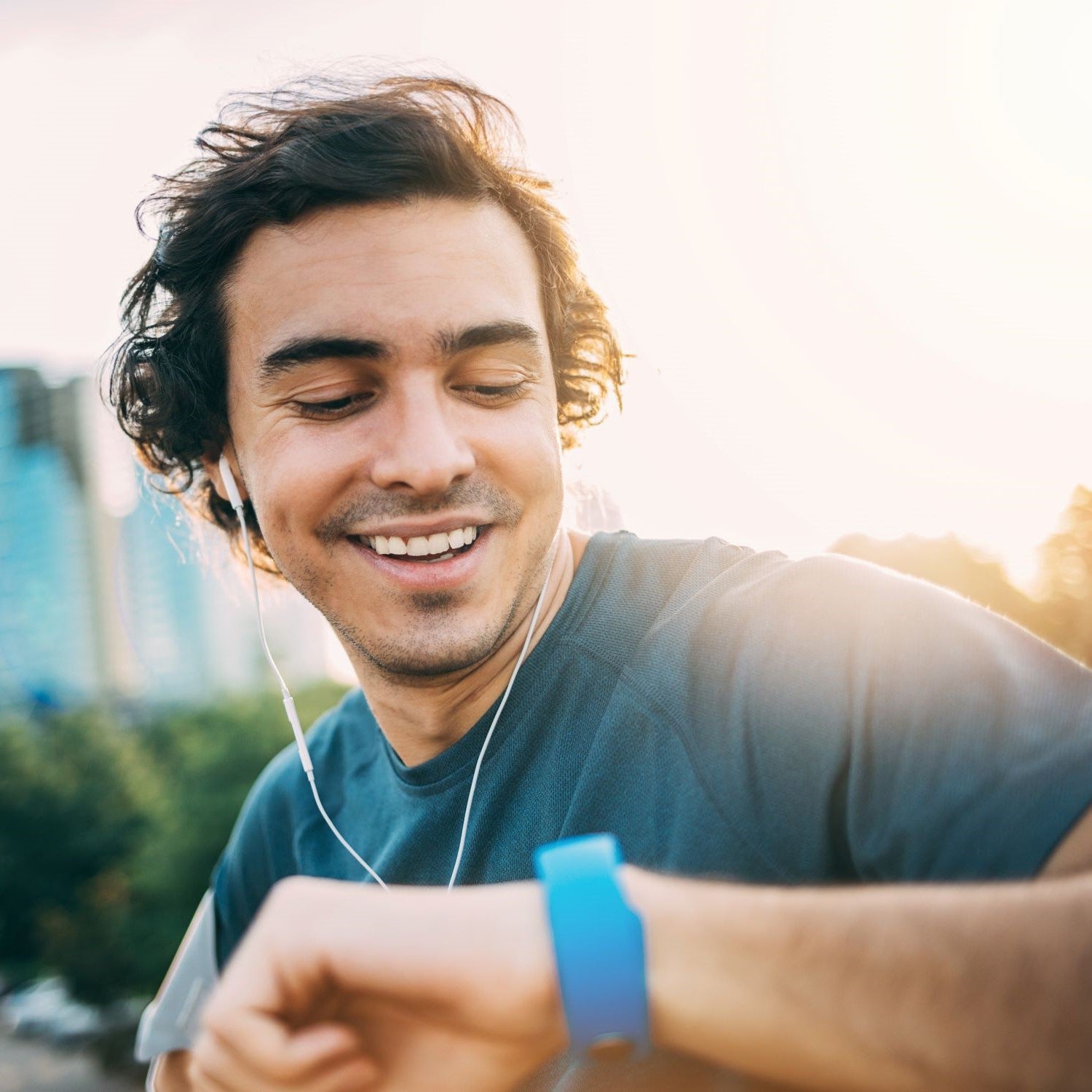 Mann schaut auf seine Fitnessuhr