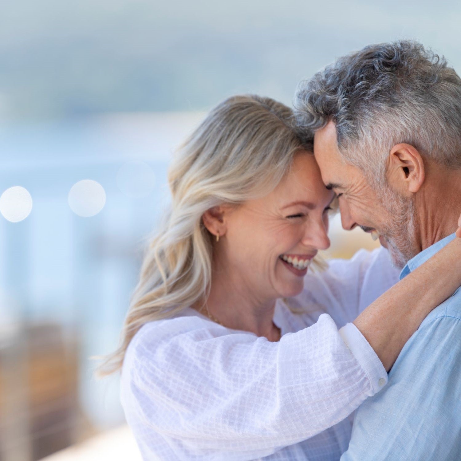Älteres Paar tanzt innig auf einem Balkon