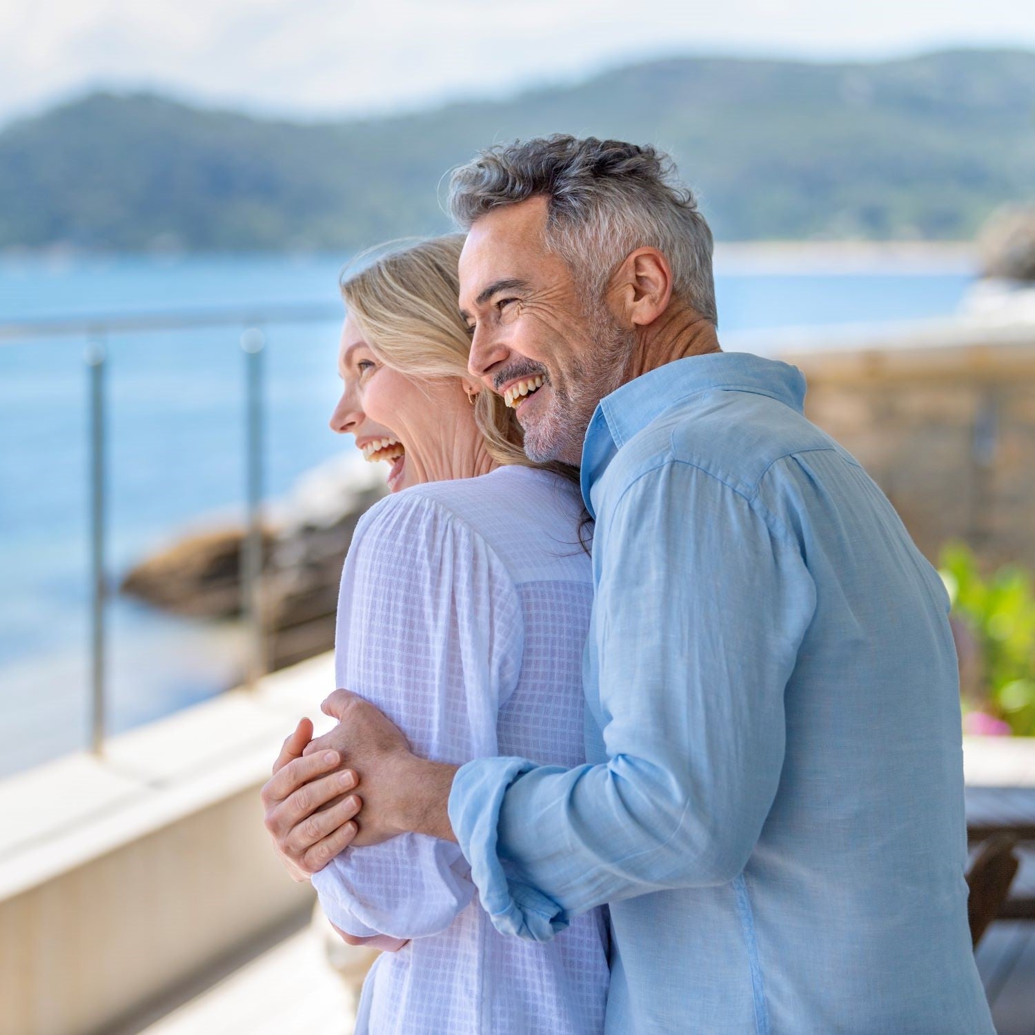 Älteres Pärchen genießt einen Urlaub am Meer