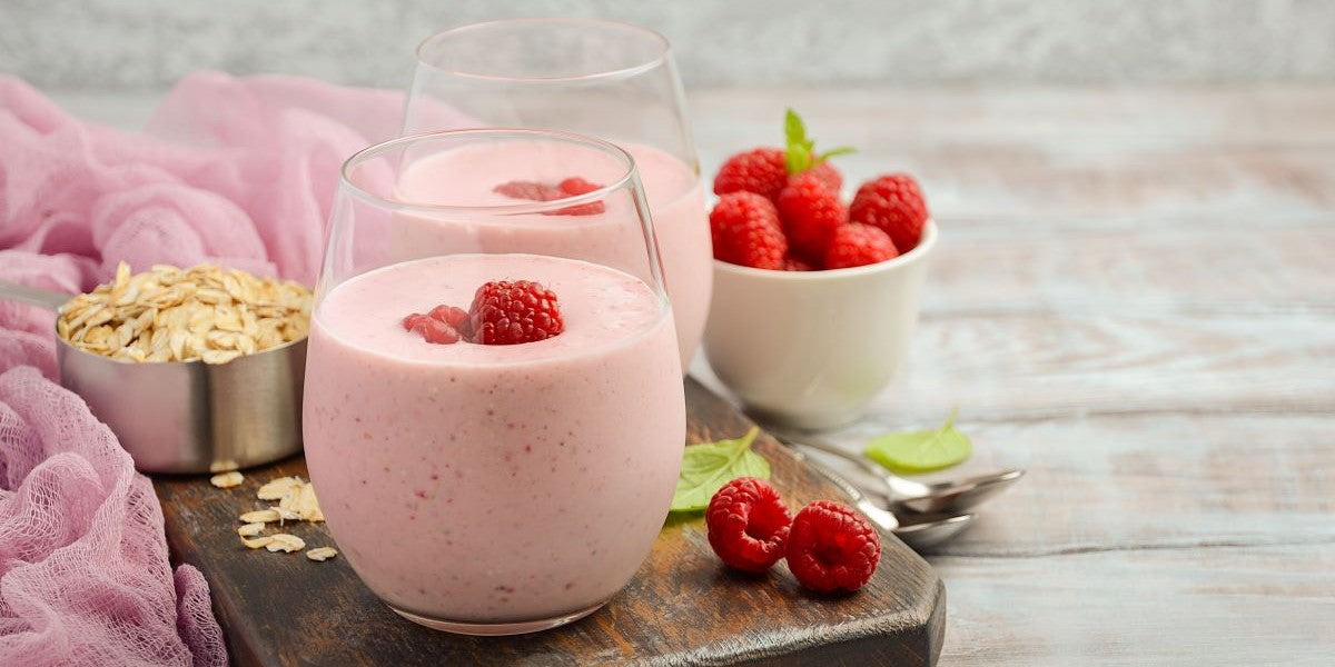 Basischer Smoothie mit Bananen und Himbeeren