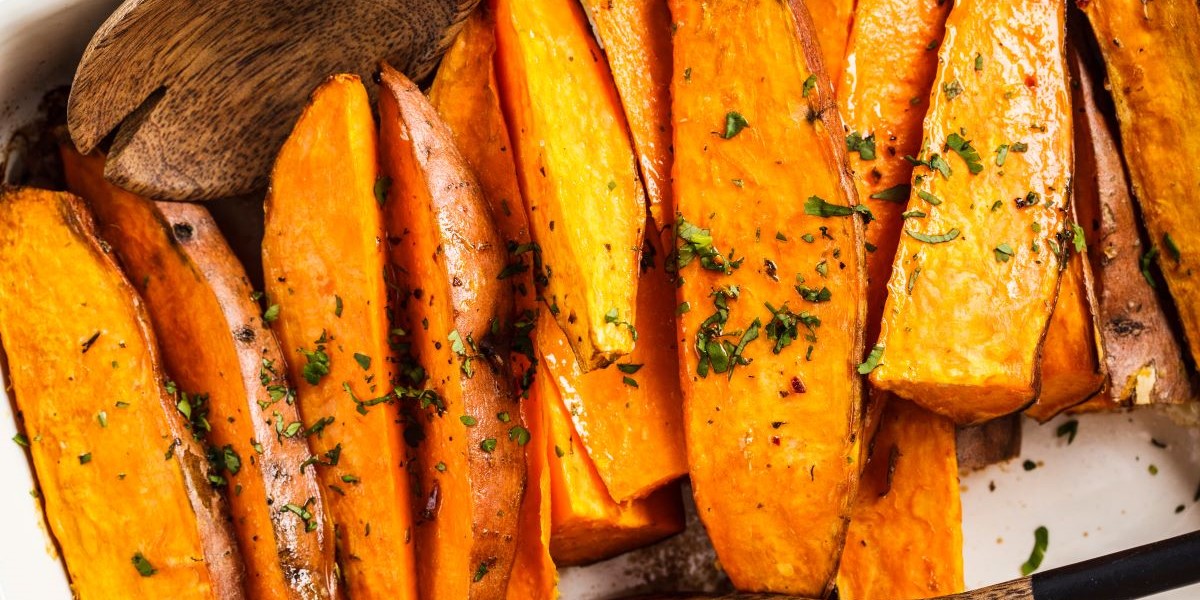 Gegrillte Süßkartoffeln mit Avocado-Kräuter-Dip fürs basische Grillen