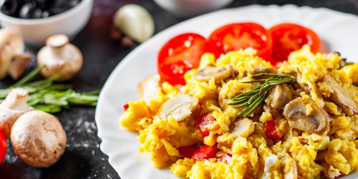 Basisches Kräuterrührei mit Tomaten und Pilzen