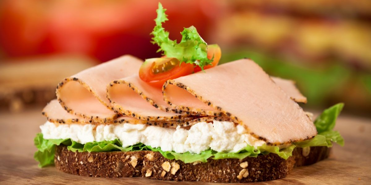 Vollkornbrot mit Hüttenkäse & Schinken