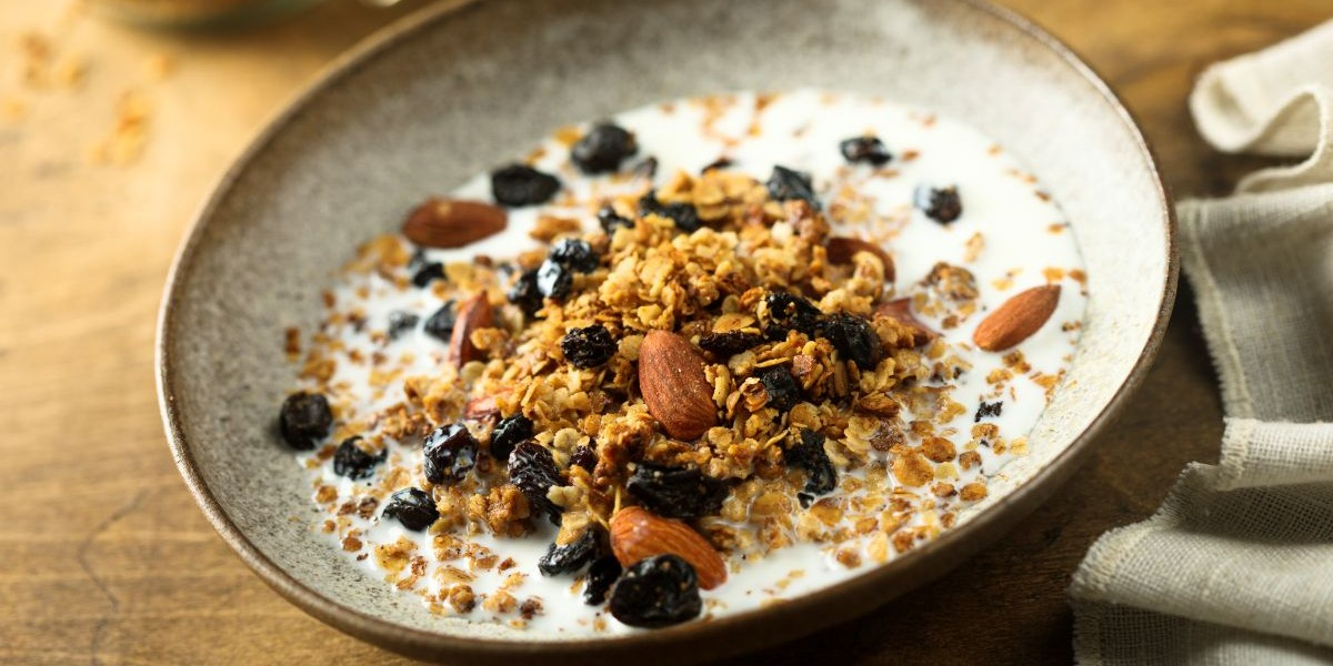 Müsli mit Pflaumen und Rosinen