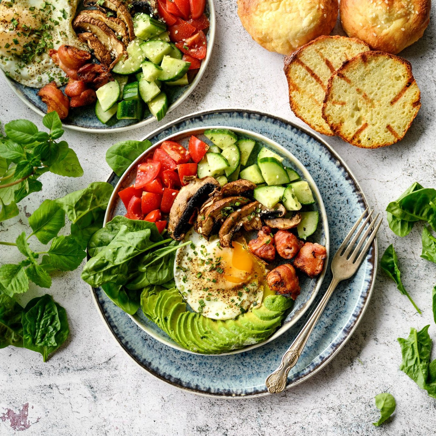 Basischer Salat mit Avocado, Pilzen und Spiegelei