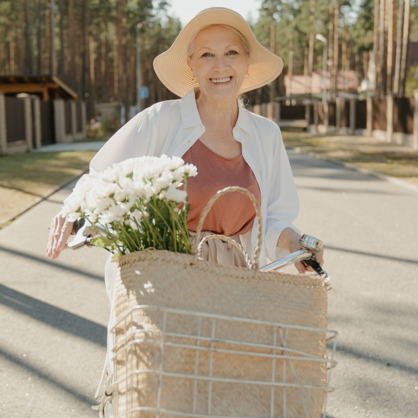 Ältere Frau auf einem Fahrrad