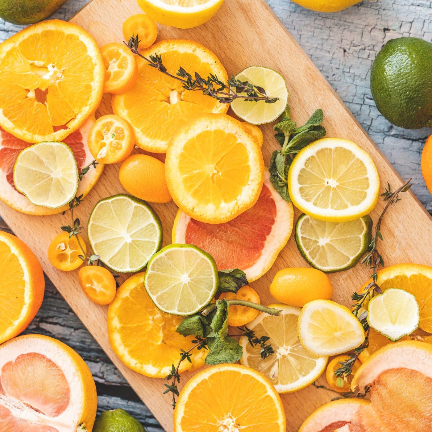 Verschiedene Scheiben von Zitrusfrüchten auf einem Holzbrett