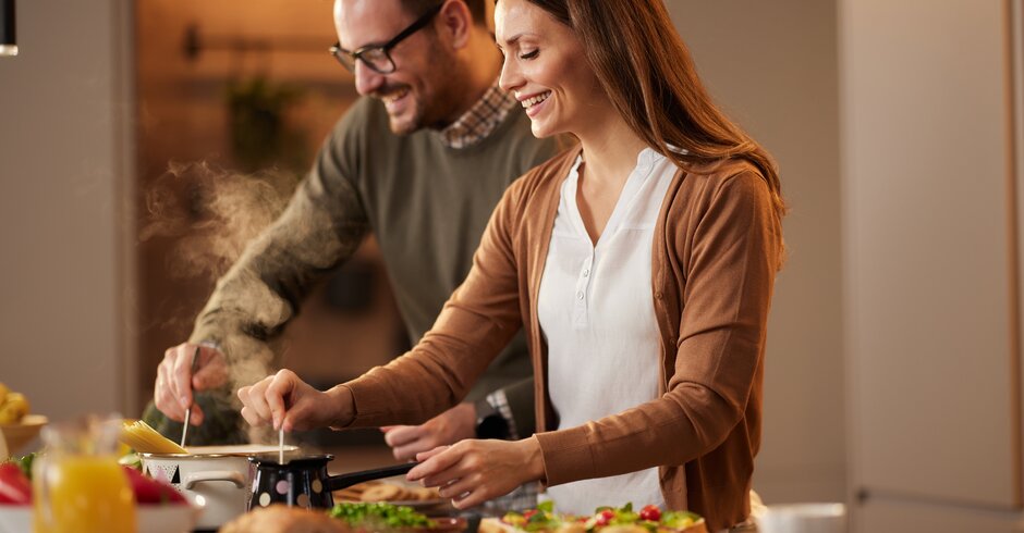 Paar kocht zusammen