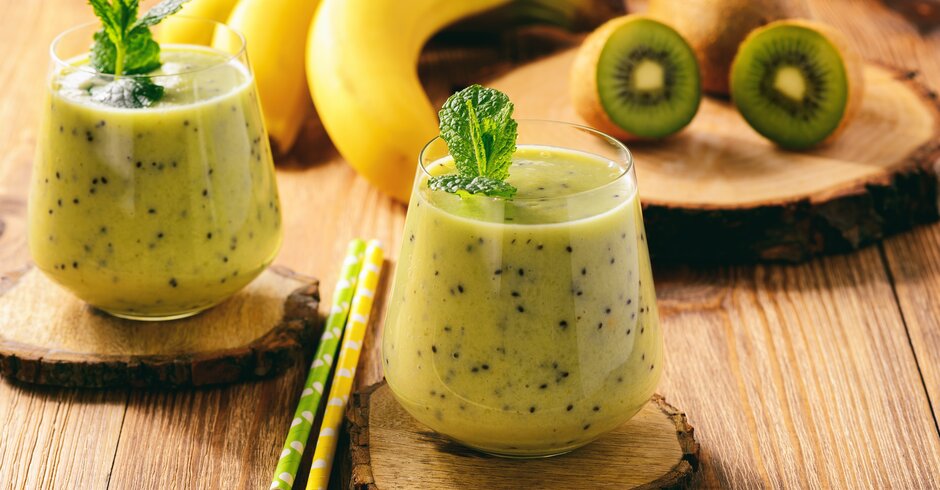 Alkaline smoothie with kiwi and banana