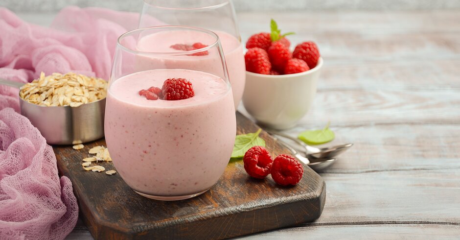 Basischer Smoothie mit Bananen und Himbeeren