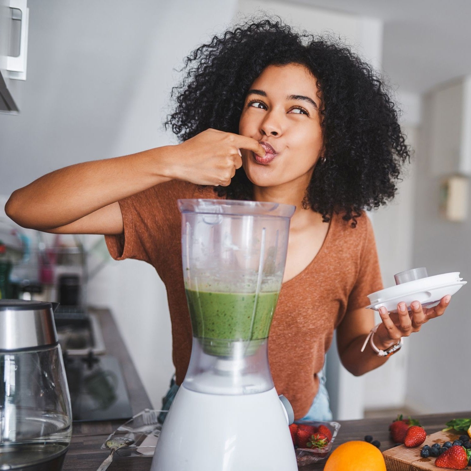 Frau macht sich einen grünen Smoothie