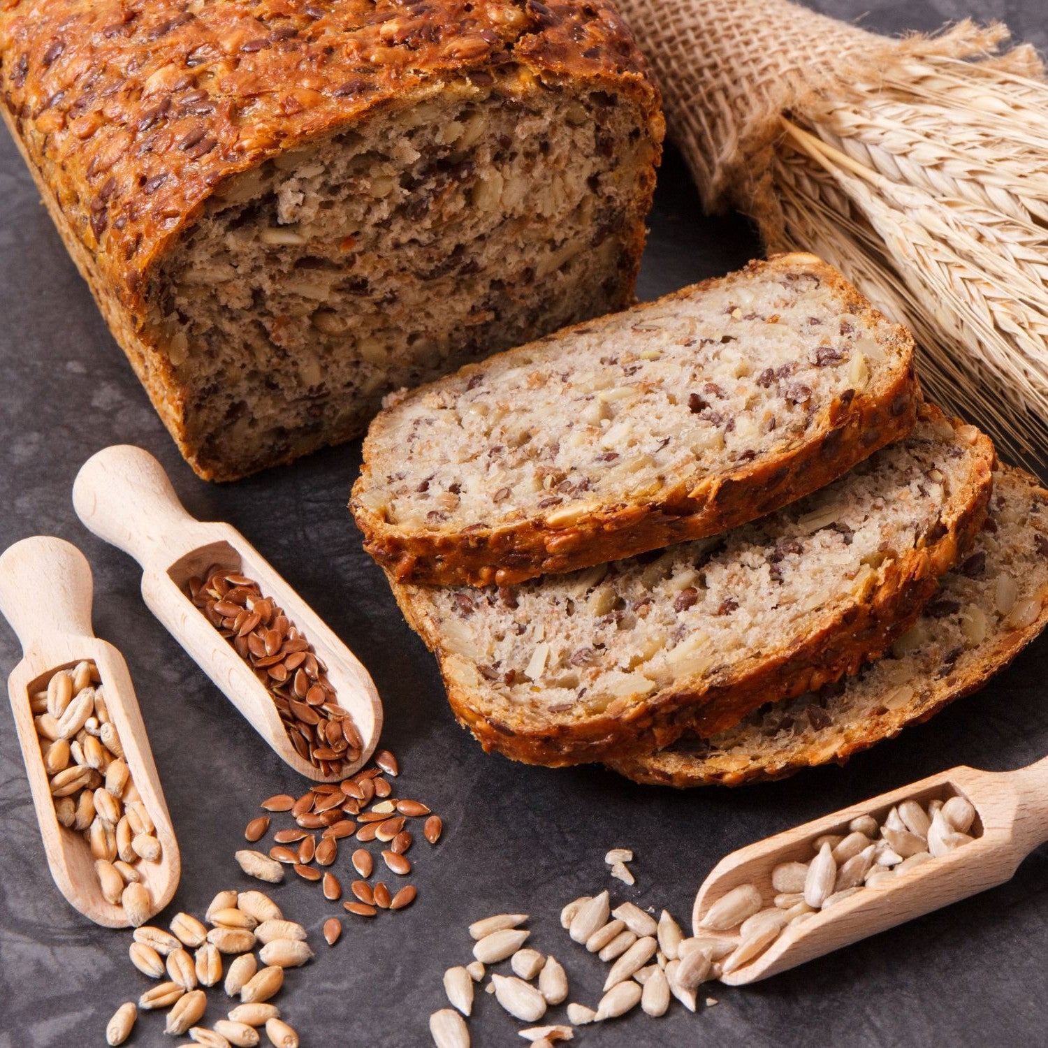 Vollkornbrot mit Leinsamen und Körnern