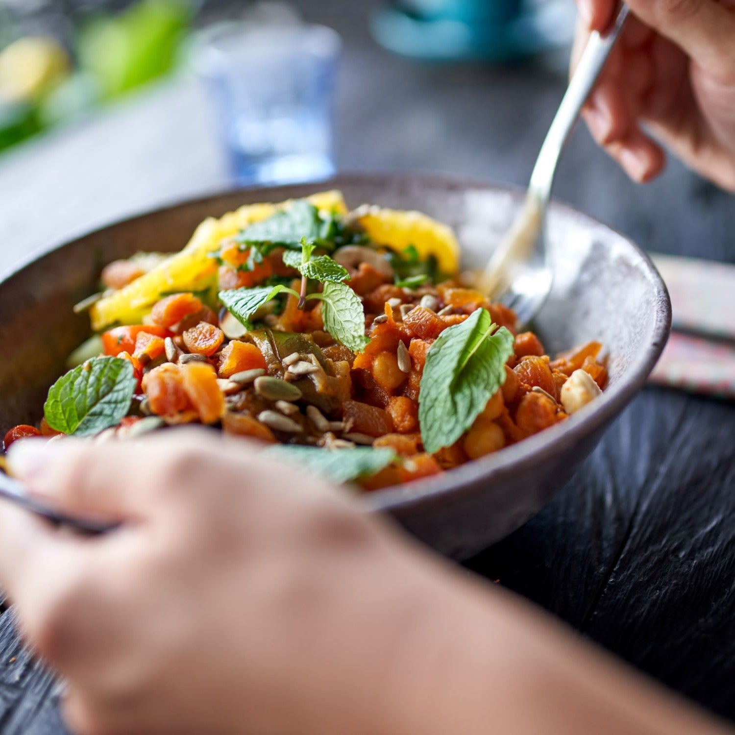Basische Bowl mit Gemüse und Kernen