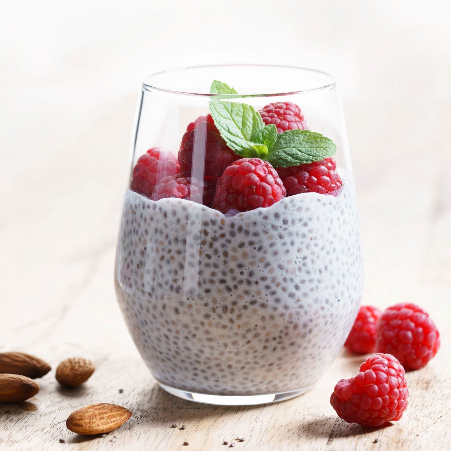 Basischer Chia-Pudding mit Himbeeren