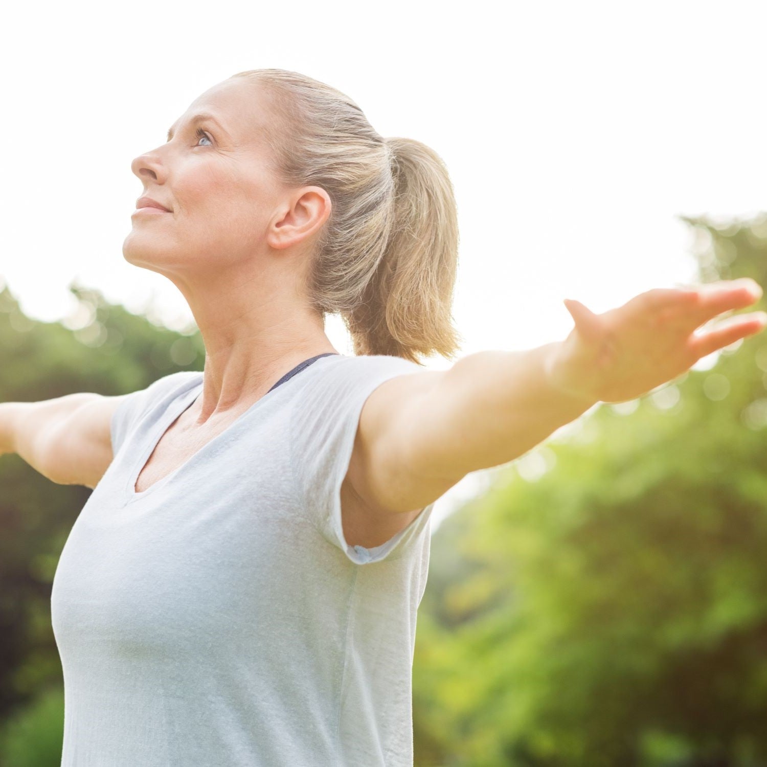 Frau macht Yoga im Park für ihre innere Balance