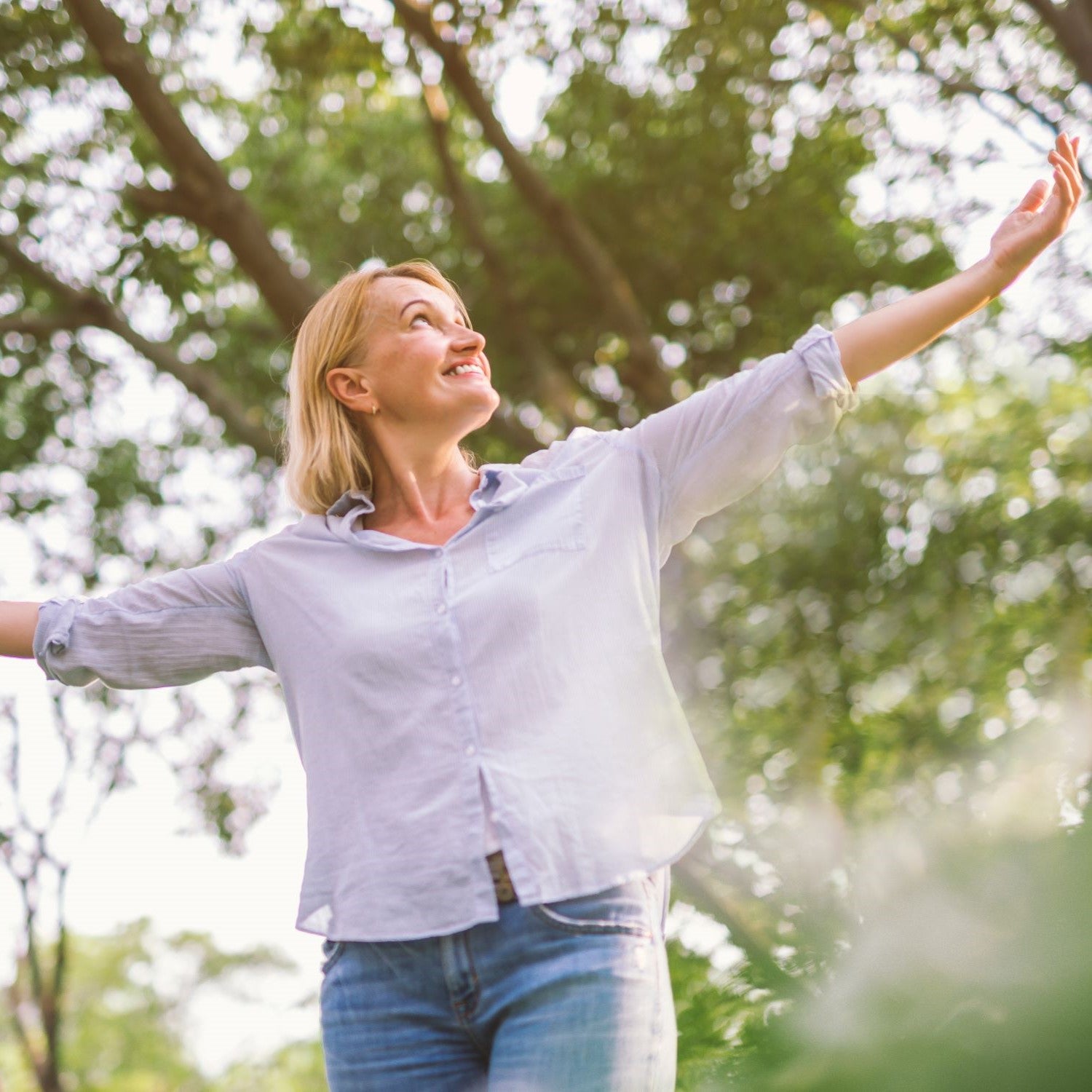 Frau genießt einen Spaziergang im Wald