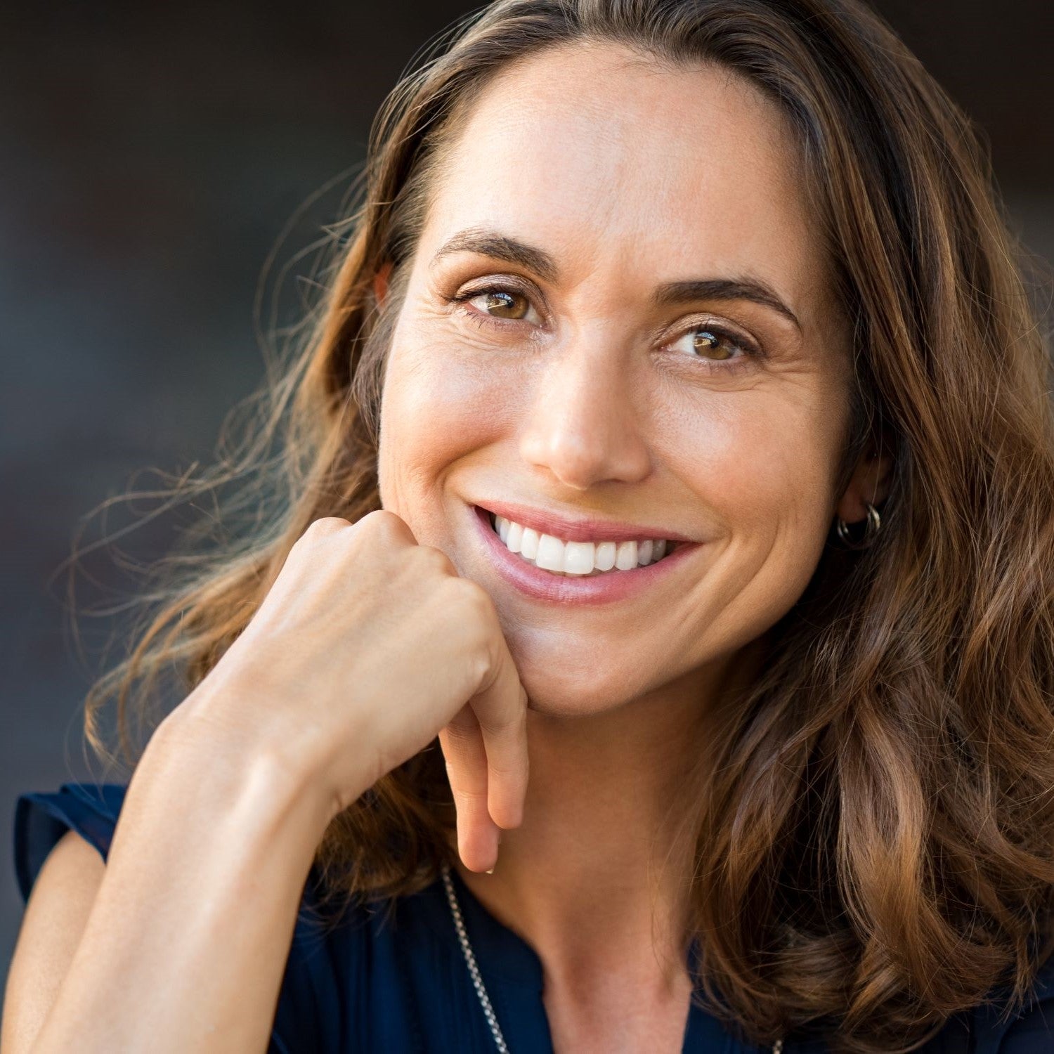 Portrait einer lächelnden Frau mit schöner Haut