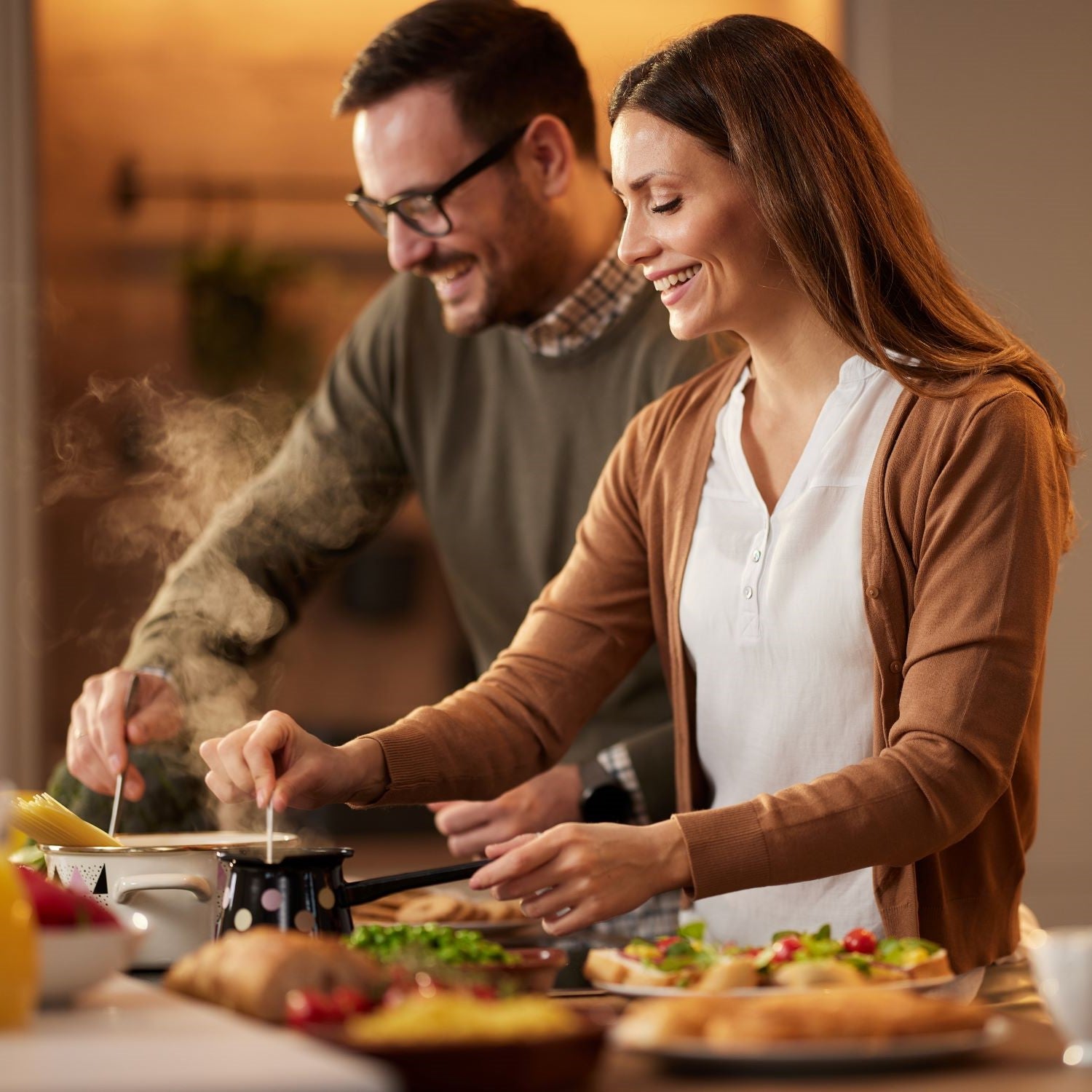 Paar kocht gemeinsam in der Küche