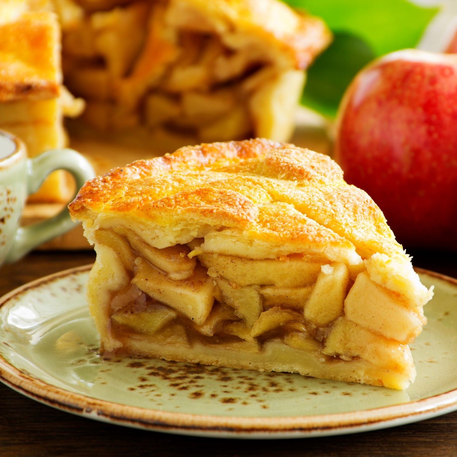 Basischer Hirseflocken-Apfelkuchen auf einem Teller