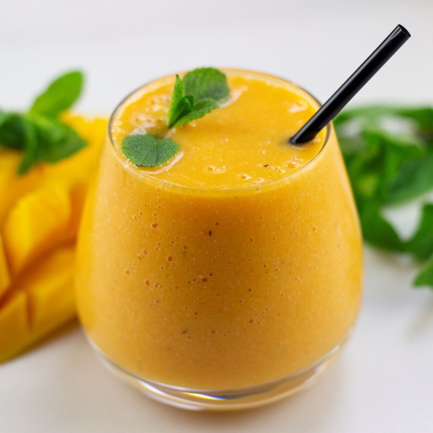 Basischer Smoothie mit Mango und Minze