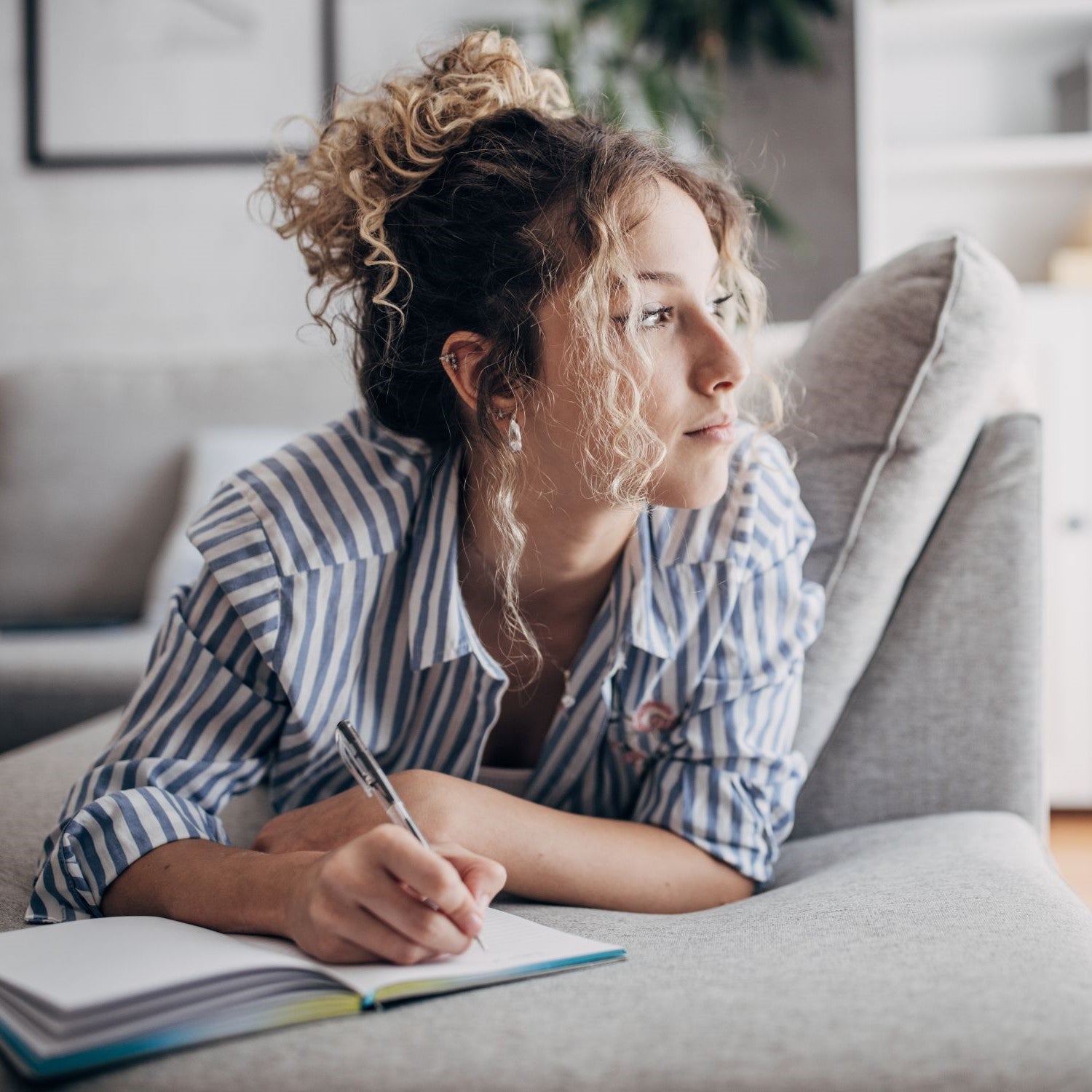 Junge Frau schreibt Tagebuch