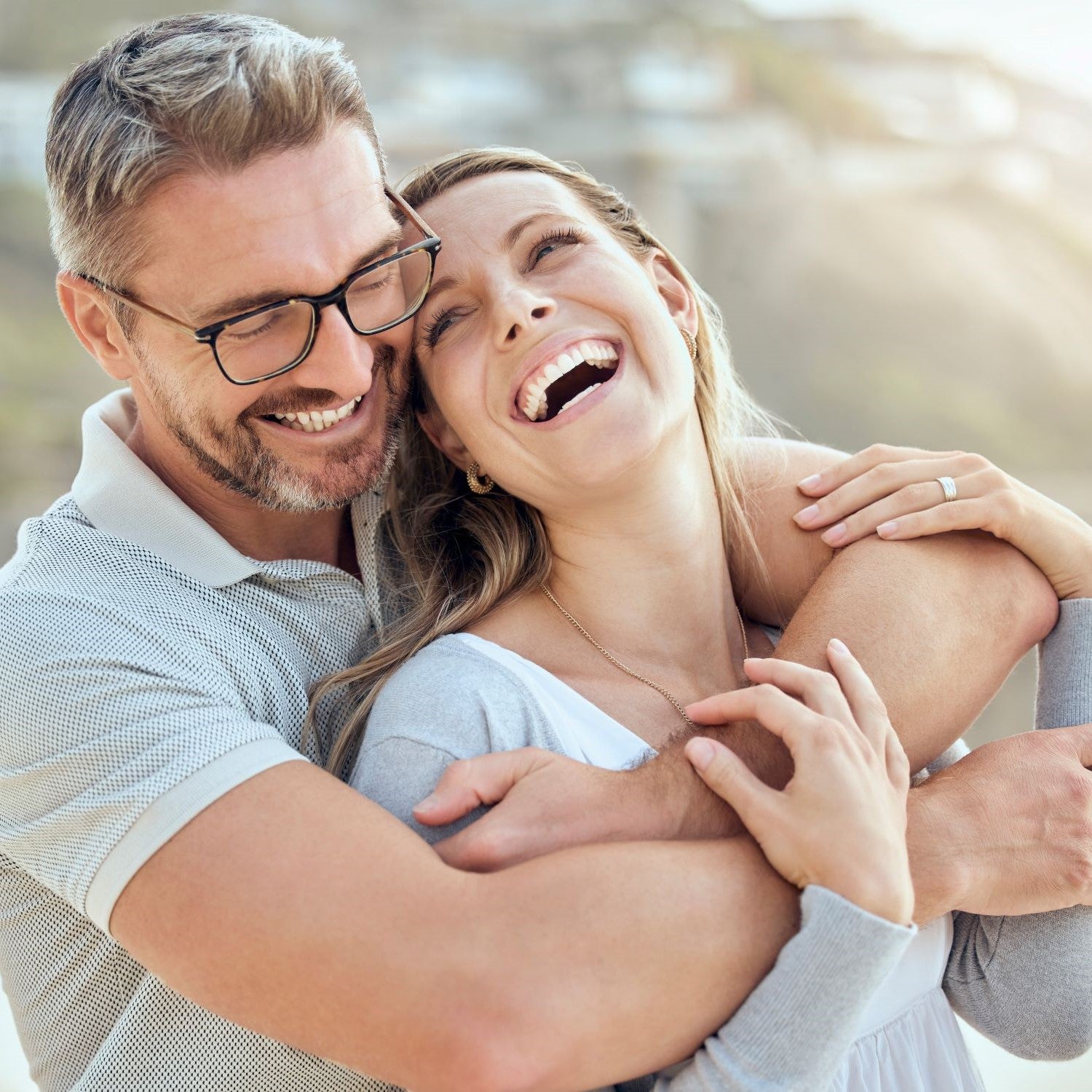 Pärchen kuschelt am Strand
