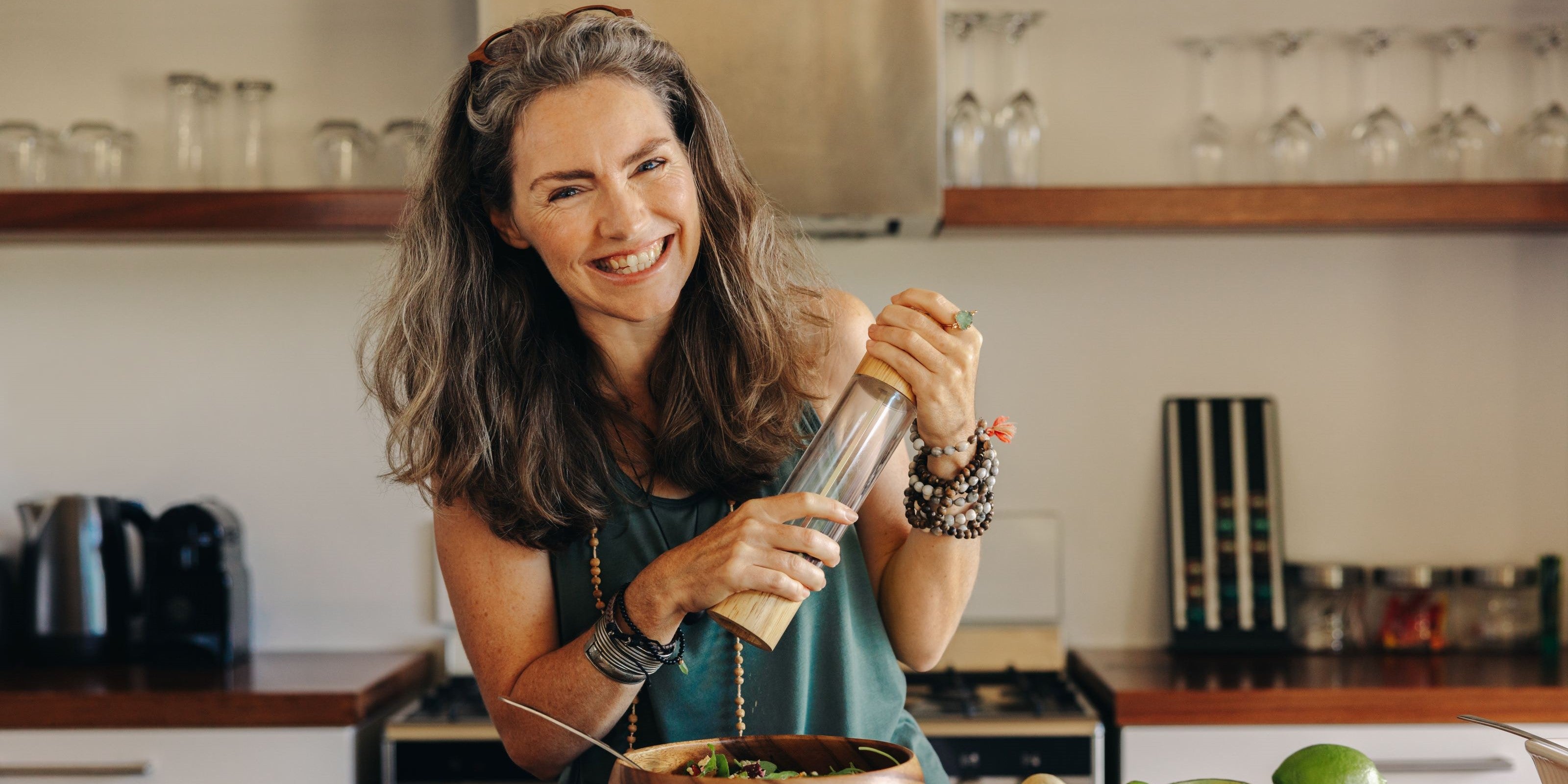 Frau hält eine Pfeffermühle in der Hand