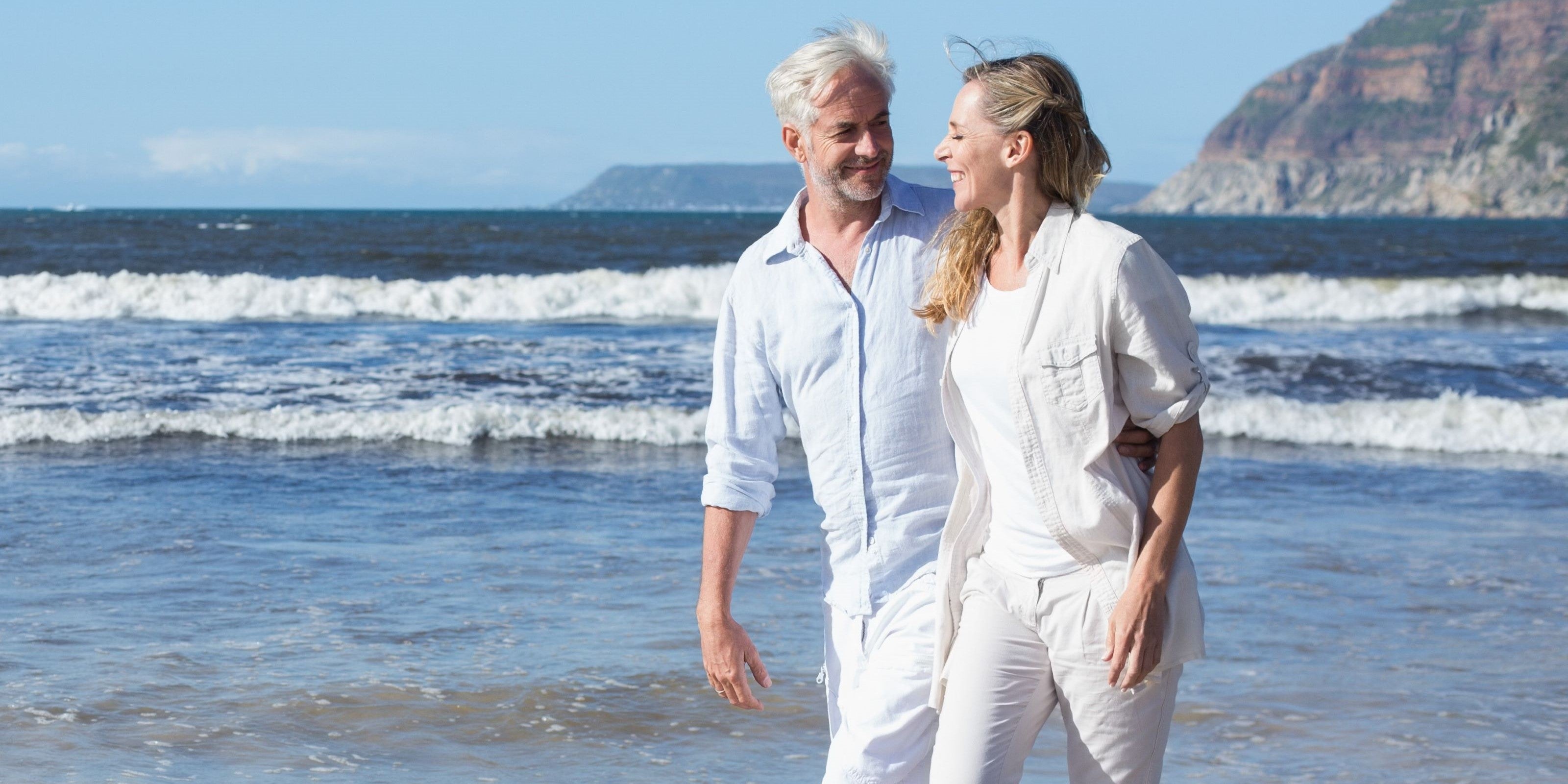 Älteres Paar geht am Strand spazieren
