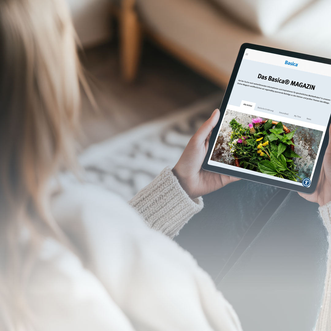Frau liest im Basica Magazin