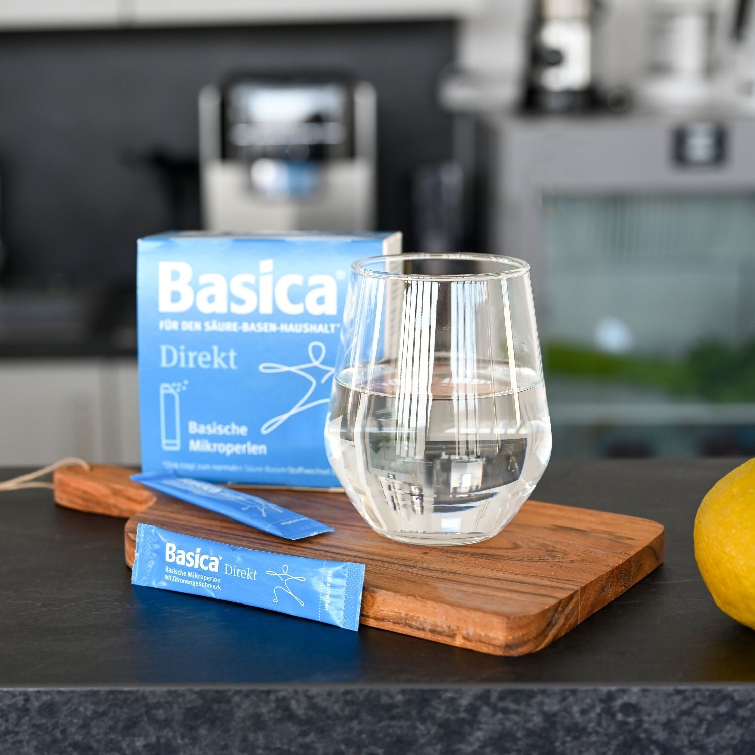 Basica Direkt mit einem Glas Wasser