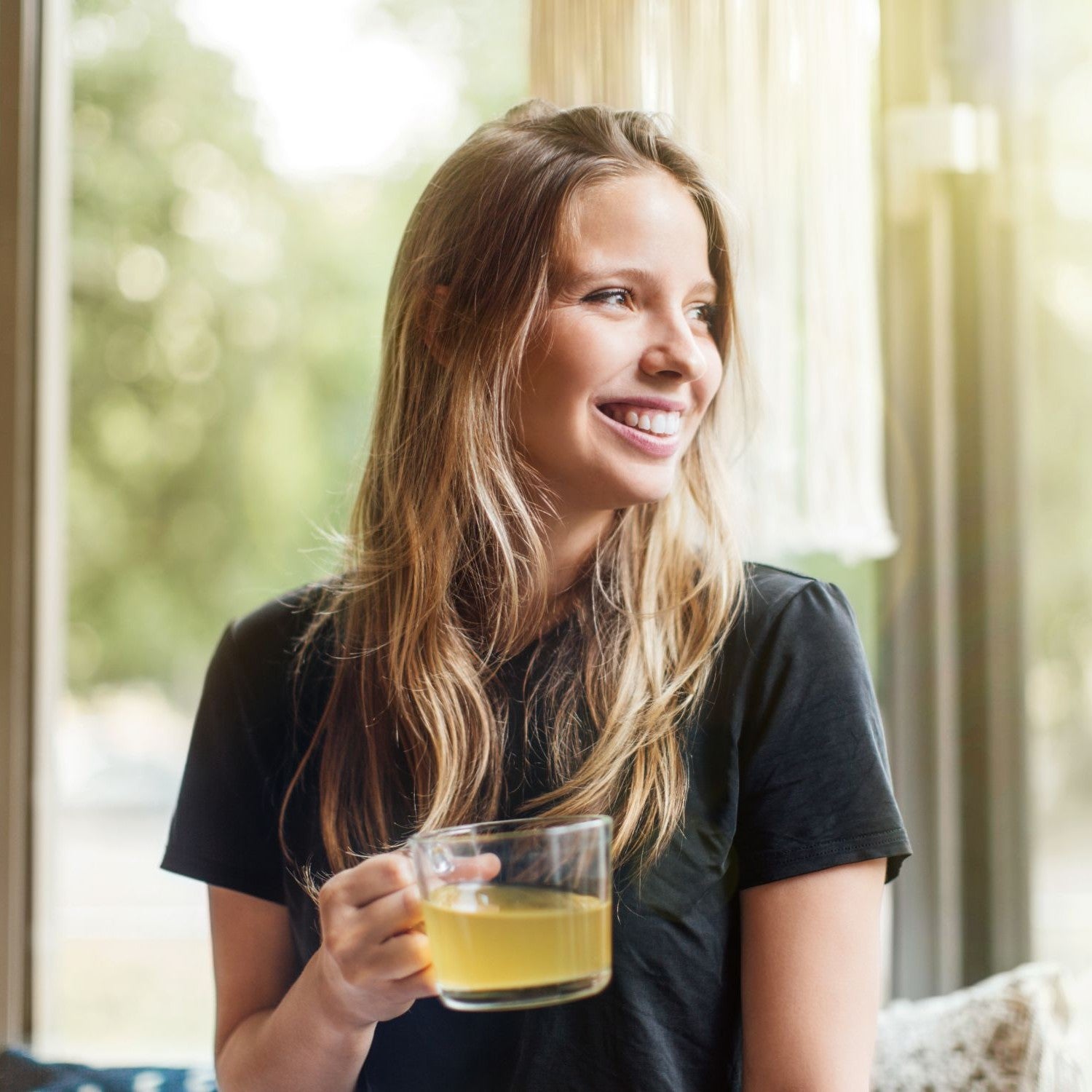 Frau trinkt eine Tasse Tee