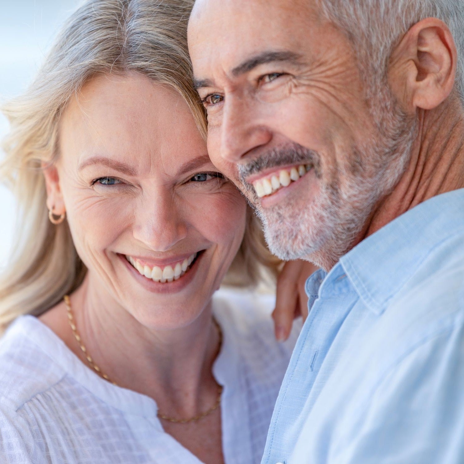 Paar schaut eng umschlungen in die Ferne