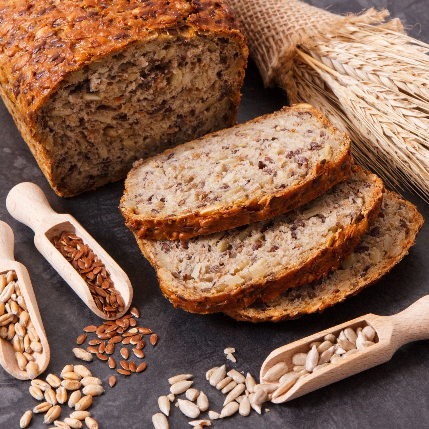 In Scheiben geschnittenes Vollkornbrot mit Körnern