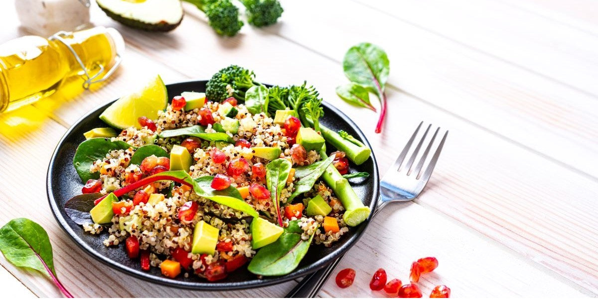 Basischer Quinoa-Salat mit Avocado