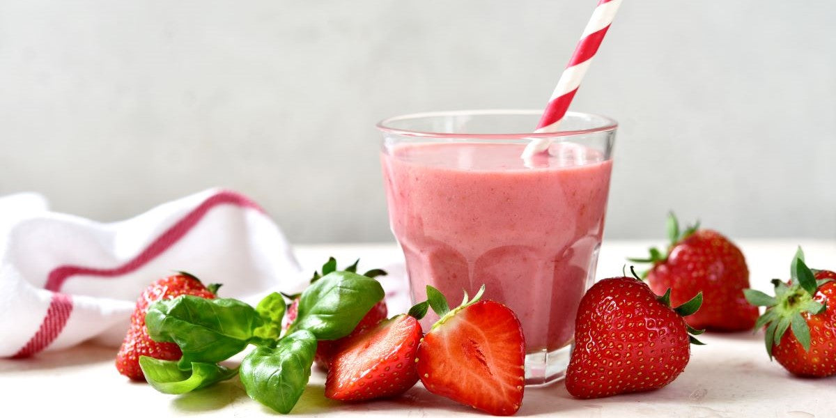 Basischer Smoothie mit Erdbeeren und Basilikum