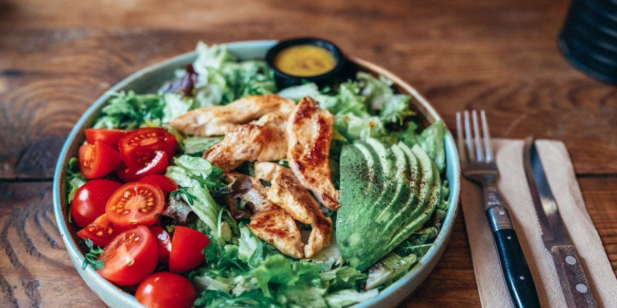 Hähnchen-Avocado-Salat