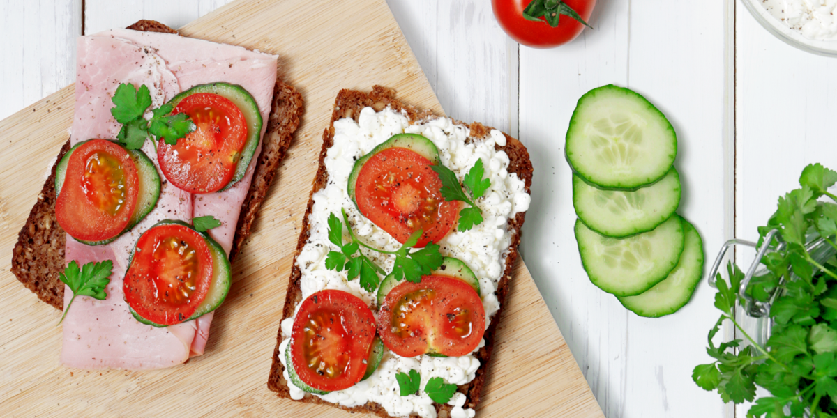 Vollkornbrot mit Hüttenkäse & Schinken