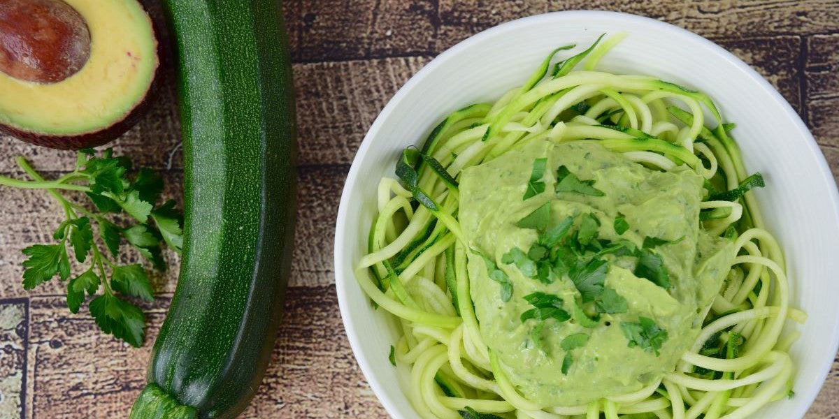 Zucchini-Nudeln mit Avocado-Pesto
