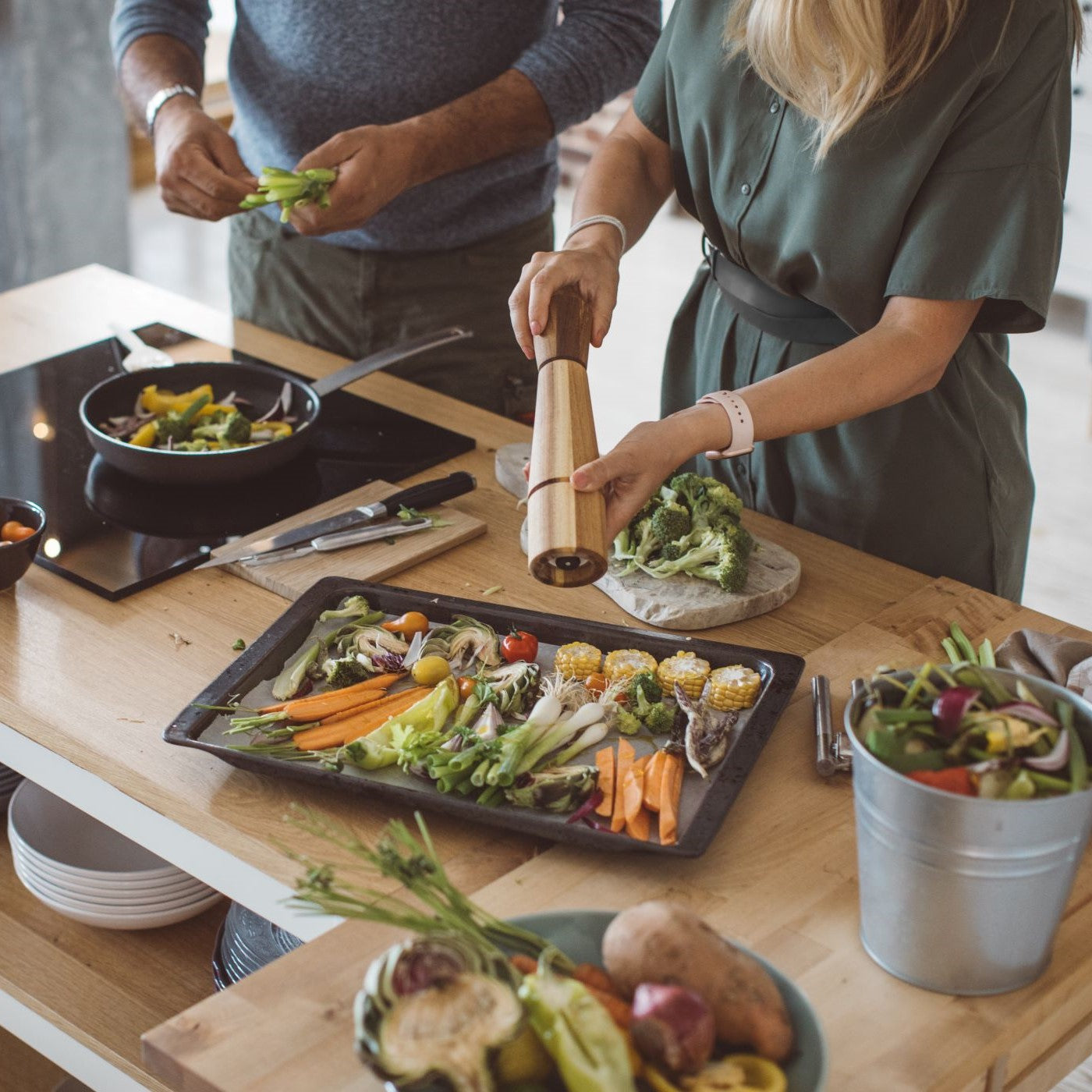 Paar kocht gemeinsam in der Küche ein Gemüsegericht