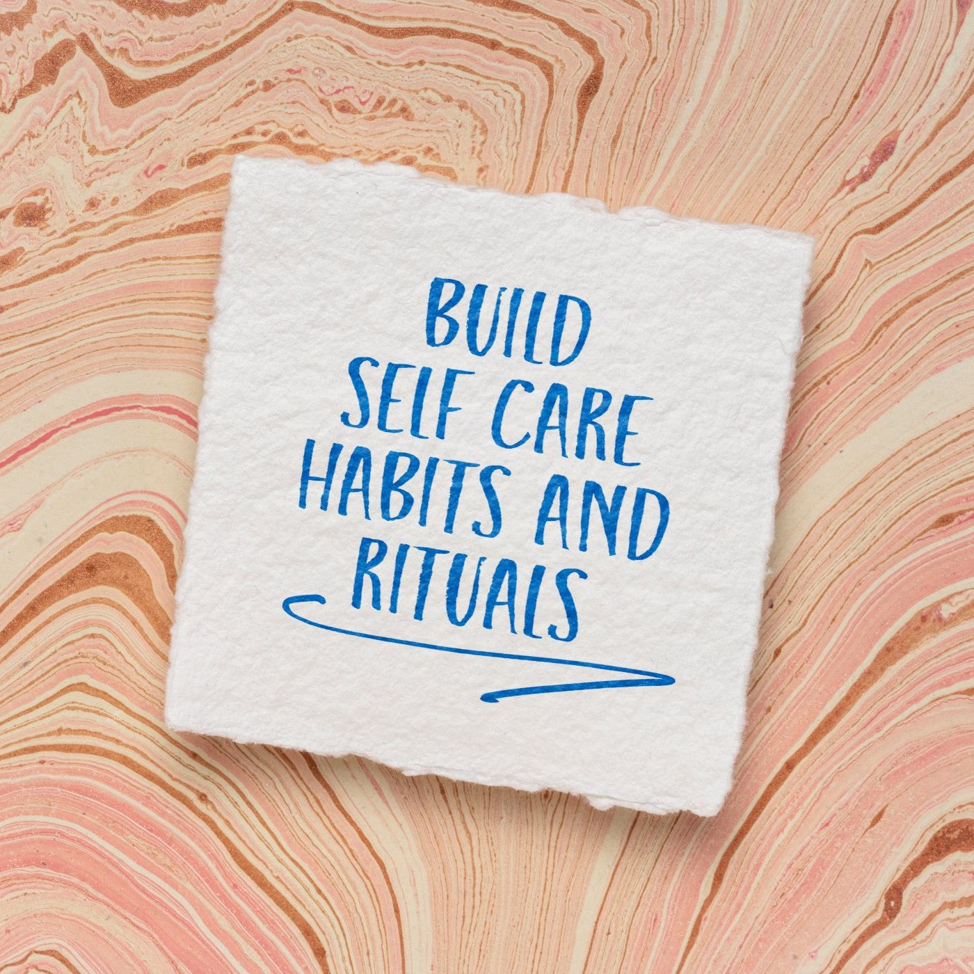 Zettel mit dem Schriftzug "Build Self Care Habits and Rituals"