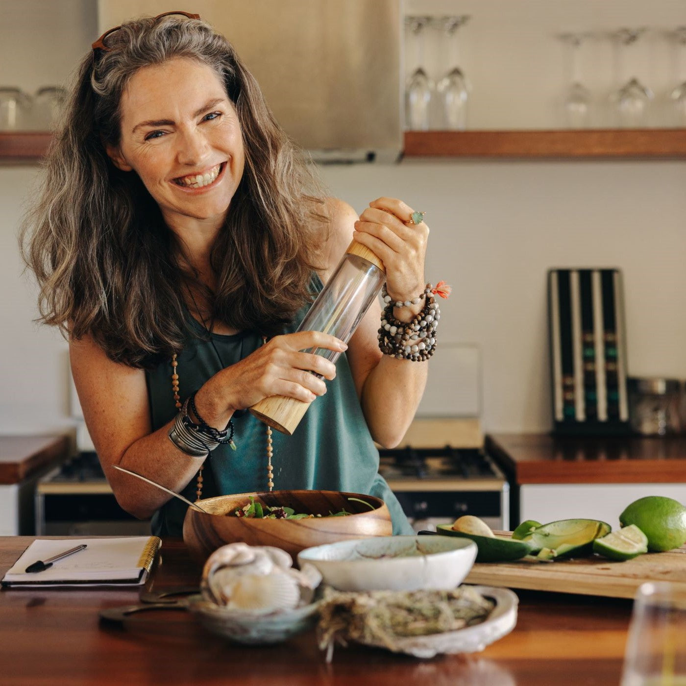 Frau würzt ein basisches Gericht mit Pfeffer