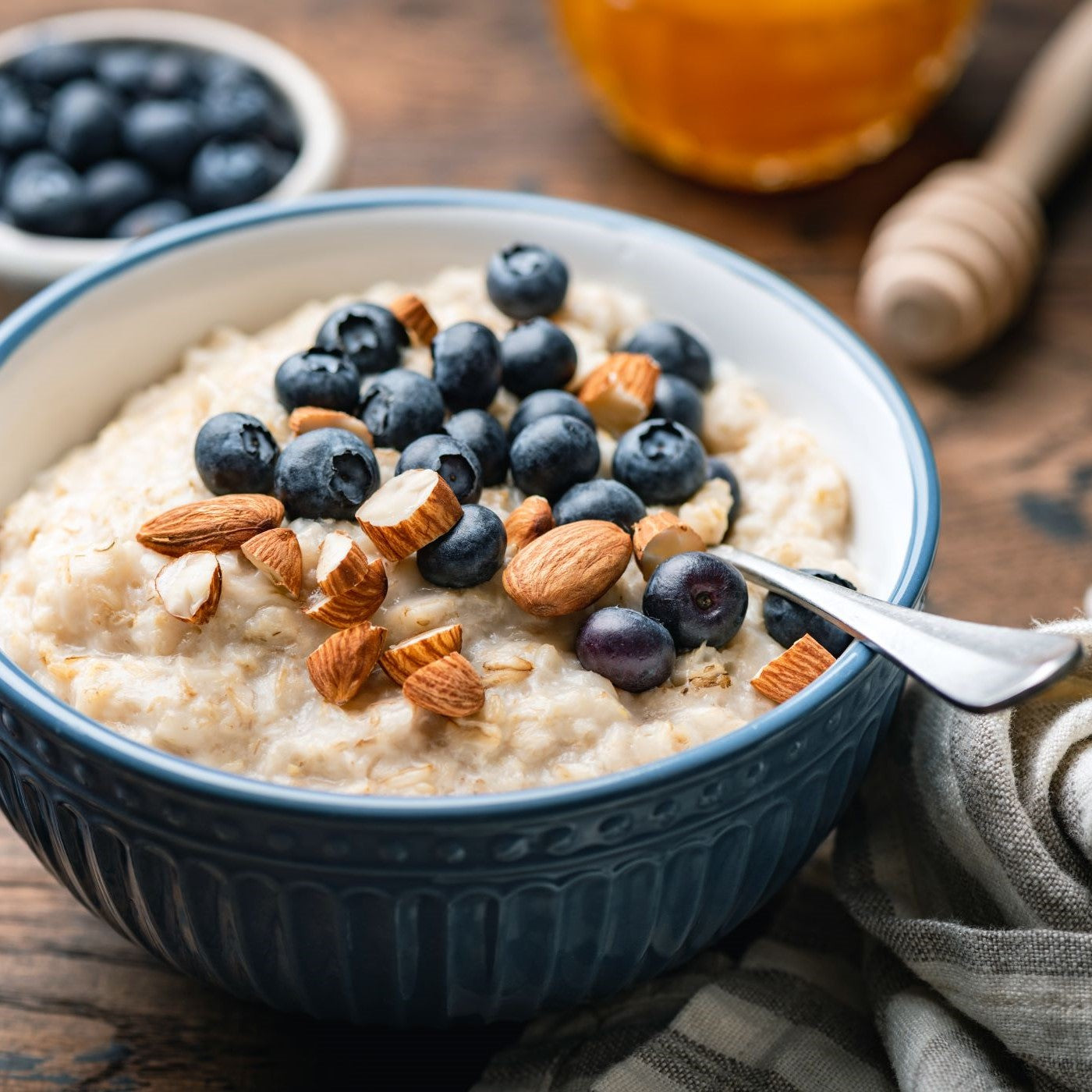 Basisches Porridge mit Heidenbeeren und Mandeln