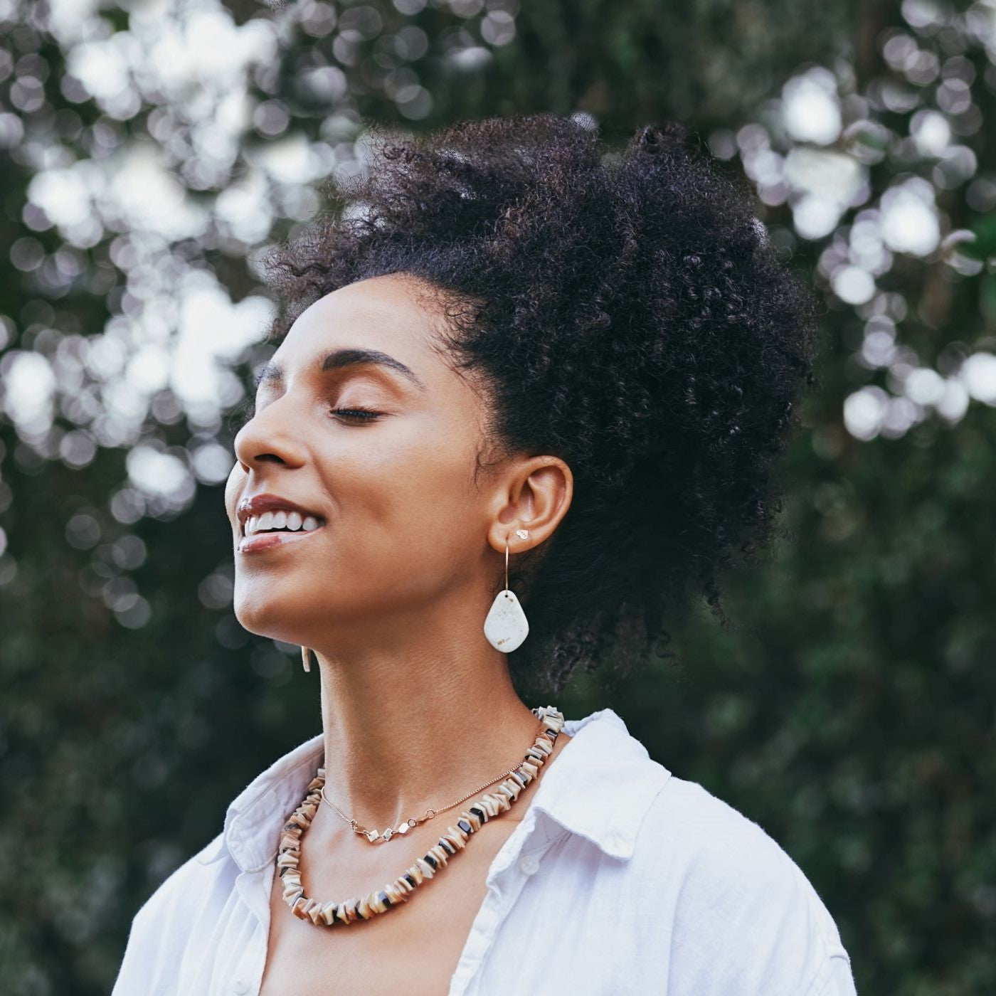 Frau meditiert im Freien