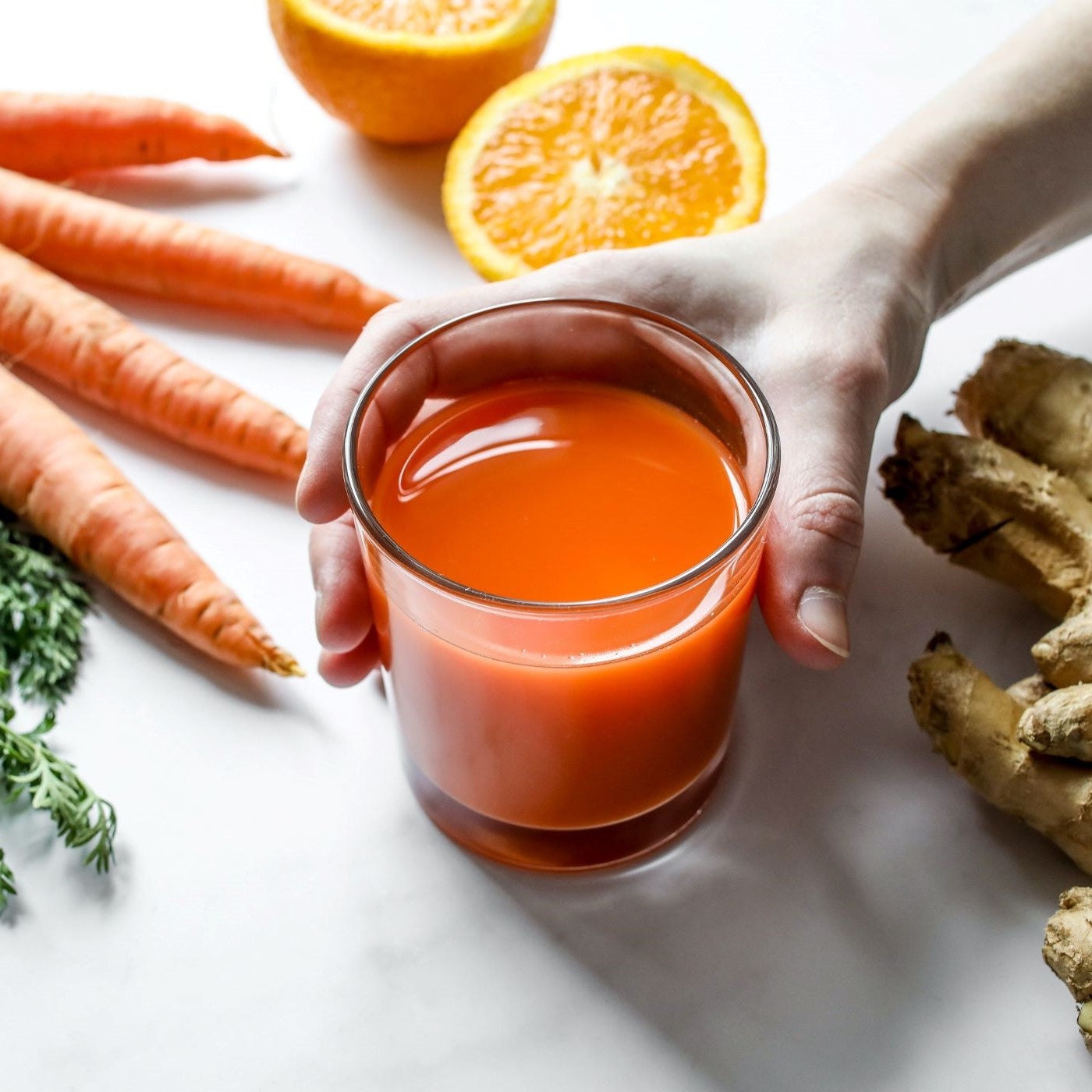 Frischgepresster Saft in einem Glas aus Karotten und Orangen